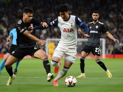 Trận Tottenham vs Qarabag bị hoãn nửa tiếng vì lý do 'khó đỡ'