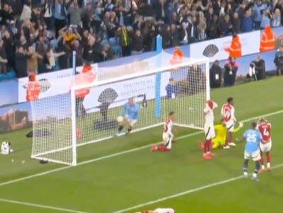 Haaland ném thẳng bóng vào đầu ngôi sao Arsenal