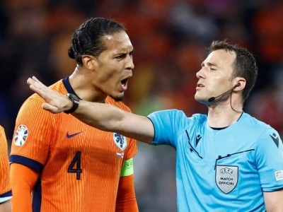 Van Dijk: 'Trọng tài chạy ngay vào đường hầm đã nói lên tất cả'