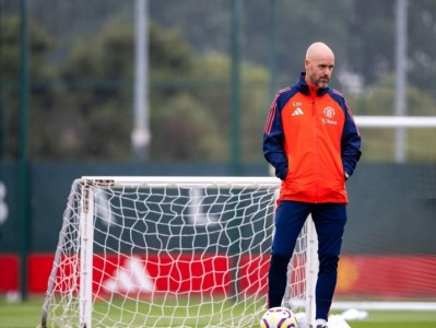 Ten Hag cảnh báo học trò, kêu gọi NHM 'bình tĩnh'