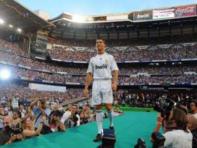 Tại sao Ronaldo rời MU và chuyển đến Real Madrid vào năm 2009?