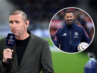 Van Nistelrooy bị tố 'đá ghế' Ten Hag để nắm quyền tại MU