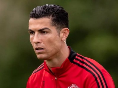 Ronaldo cay cú, xích mích với Ten Hag vì đôi bông tai