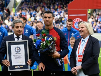 Ronaldo lập kỷ lục Guinness, tiến sát cột mốc không tưởng