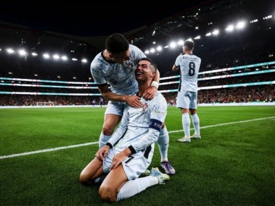 Ghi 900 bàn, Ronaldo vẫn bị cho là 'gánh nặng' với Bồ Đào Nha