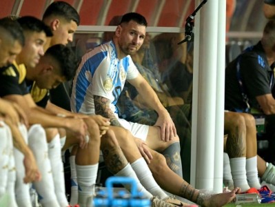 Messi được an ủi ở khoảnh khắc 'vàng' chung kết Copa America