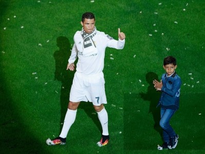 Tại sao Ronaldo chưa từng công khai 'mẹ đẻ' của Cristiano Jr?