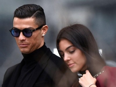 Bạn gái Ronaldo: 'Anh ấy sẽ không giải nghệ trước 50 tuổi'