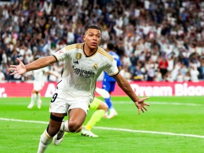 Mbappe xâu kim hậu vệ, ghi bàn trong màu áo Real