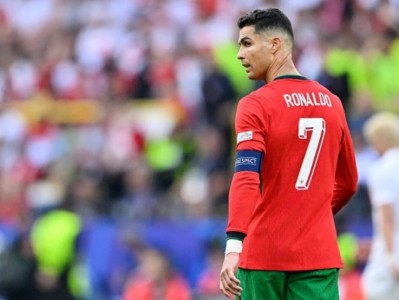 Sự thật việc Cristiano Ronaldo từ chối đeo băng tay LGBT