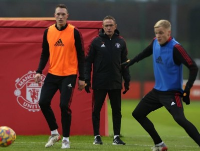 Phil Jones tiết lộ khoảnh khắc 'náo loạn' phòng thay đồ MU