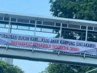  CĐV Indonesia giăng biểu ngữ, phản đối chính sách nhập tịch