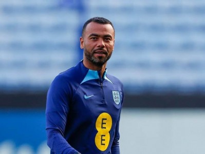 Ashley Cole là ‘cánh tay phải’ của Lee Carsley ở ĐT Anh