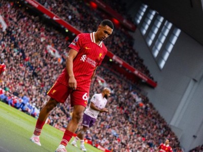 Bị thay ra sớm, Trent Alexander-Arnold bất ngờ phản ứng với HLV Liverpool