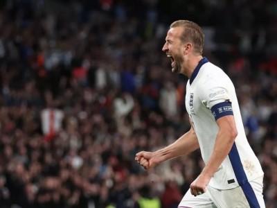 Harry Kane cán mốc lịch sử với cú đúp trên tuyển Anh