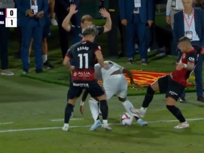 Vinicius Junior hành động 'khó hiểu' với trọng tài