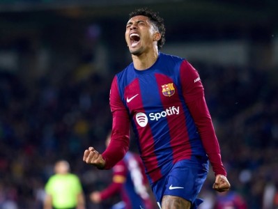 Không phải De Jong, MU muốn chiêu mộ 'cơn lốc đường biên' Barca