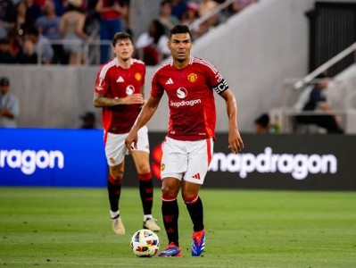 CĐV MU quay ngoắt 180 độ khen Casemiro