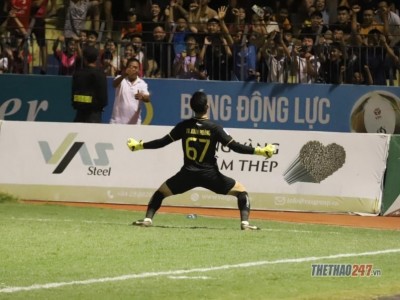 Thủ môn Thanh Hóa tiết lộ bất ngờ về pha đẩy penalty của Văn Quyết